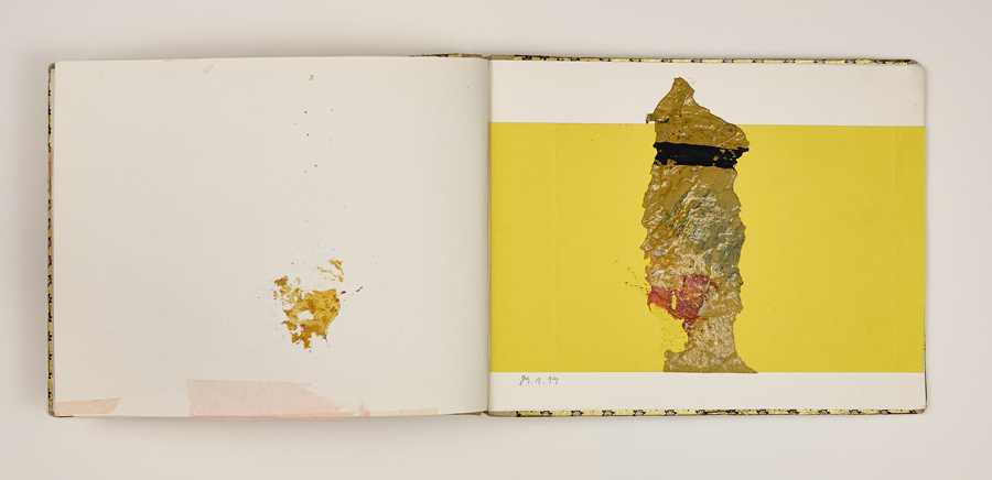Buchseite mit Collage und Malerei in gelb und rot